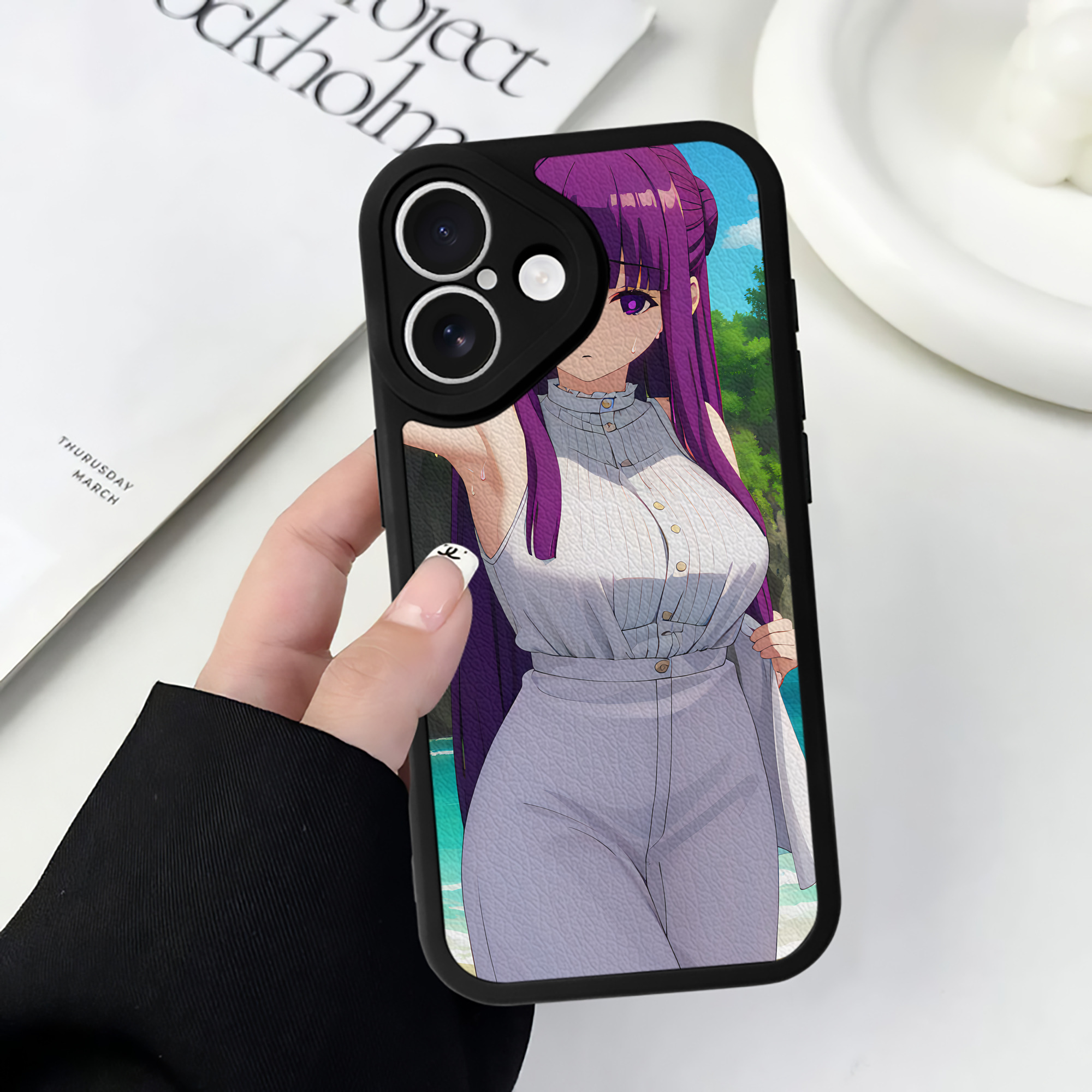 （画像用） 葬送のフリーレン Frieren 【iPhone 16シリーズ対応】シリコンスマホケース（レザー調） 材質：シリコン
